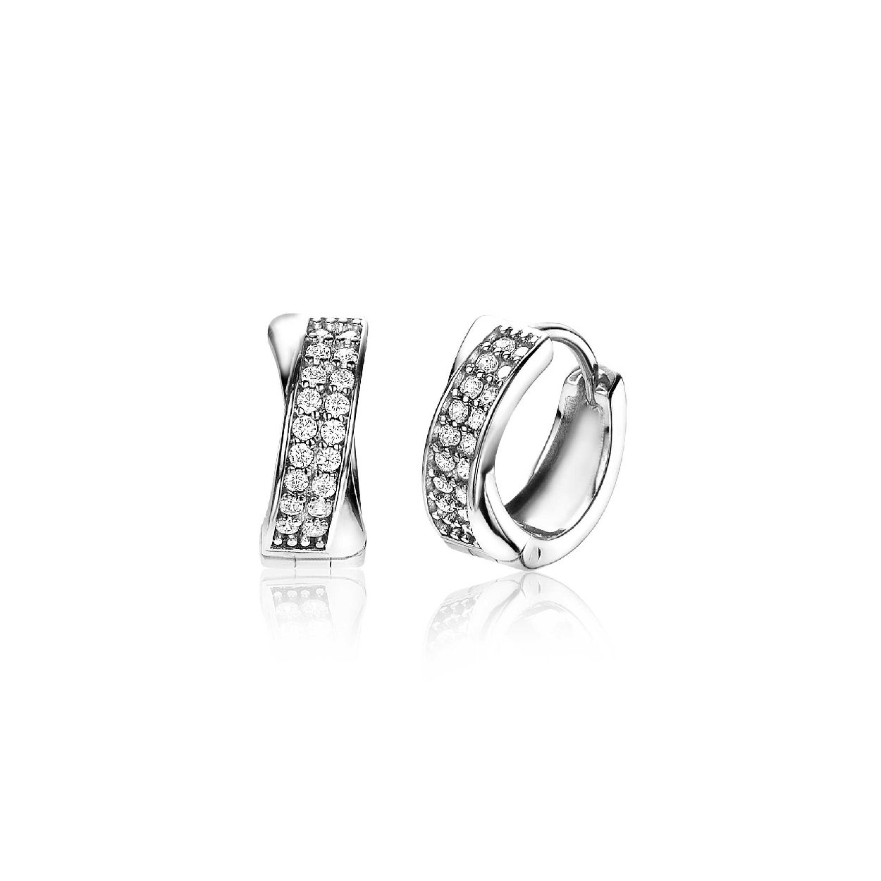 ZINZI zilveren cross-over oorringen, waarbij de gladde band en de band dubbelbezet met witte zirconia's elkaar kruisen. Voorzien van luxe scharniersluiting. De oorsieraden zijn vervaardigd van eerste gehalte zilver (925) en met extra rodiumlaag voor een langdurige glans.