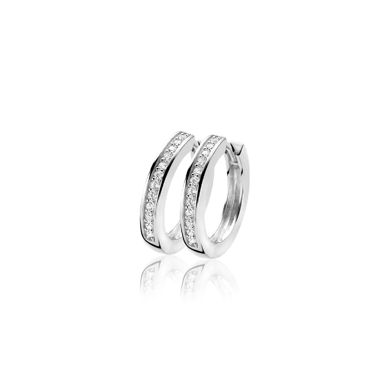 ZINZI zilveren creolen bezet met witte zirconia's en voorzien van luxe scharniersluiting. De creolen zijn 20mm x 3mm groot. Ideaal te combineren met Zinzi creoolhangers. De creolen zijn vervaardigd van eerste gehalte zilver (925) en voorzien van een rodiumlaag voor een extra langdurige glans.