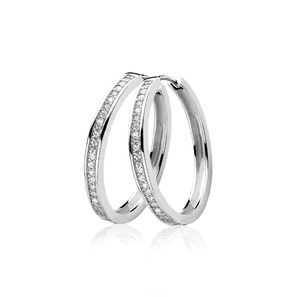 ZINZI zilveren creolen bezet met witte zirconia's en voorzien van luxe scharniersluiting. De creolen zijn 28mm x 3mm groot. De creolen stralen in je oren waardoor ze niet te missen zijn. De creolen zijn vervaardigd van eerste gehalte zilver (925) en voorzien van een rodiumlaag voor een extra langdurige glans.