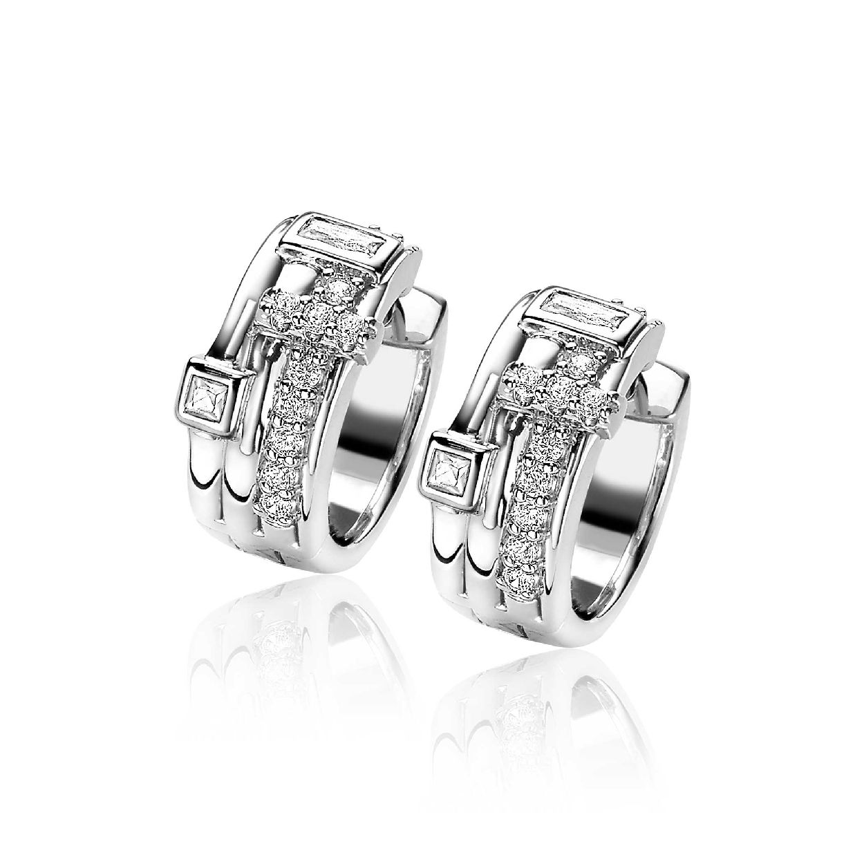 ZINZI zilveren schitterende oorringen (18mm x 8mm) met luxueuse scharniersluiting en waarbij de vele witte zirconia's in diverse vormen zijn gezet.Deze eigentijdse oorringen zijn vervaardigd van eerste gehalte zilver (925) en voorzien van een extra rodiumlaag voor een langdurige glans.