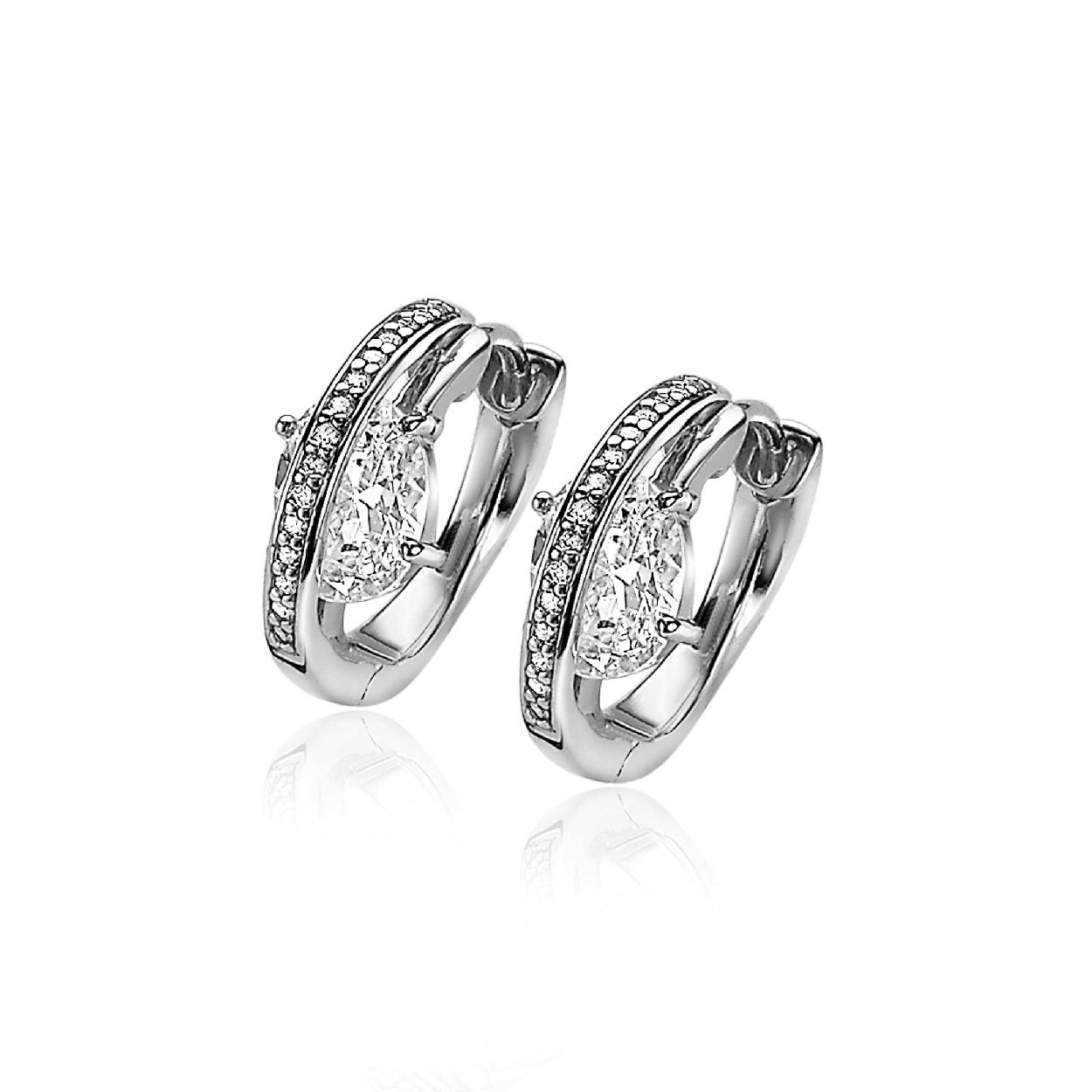 ZINZI zilveren cross-over oorringen, waarbij een vol bezette band over een grote ovale witte zirconia loopt. Deze oorringen zijn 19mm in doorsnede en 6mm breed. Met luxe scharniersluiting. Vervaardigd van eerste gehalte zilver (925) en voorzien van een extra rodiumlaag voor een langdurige glans.