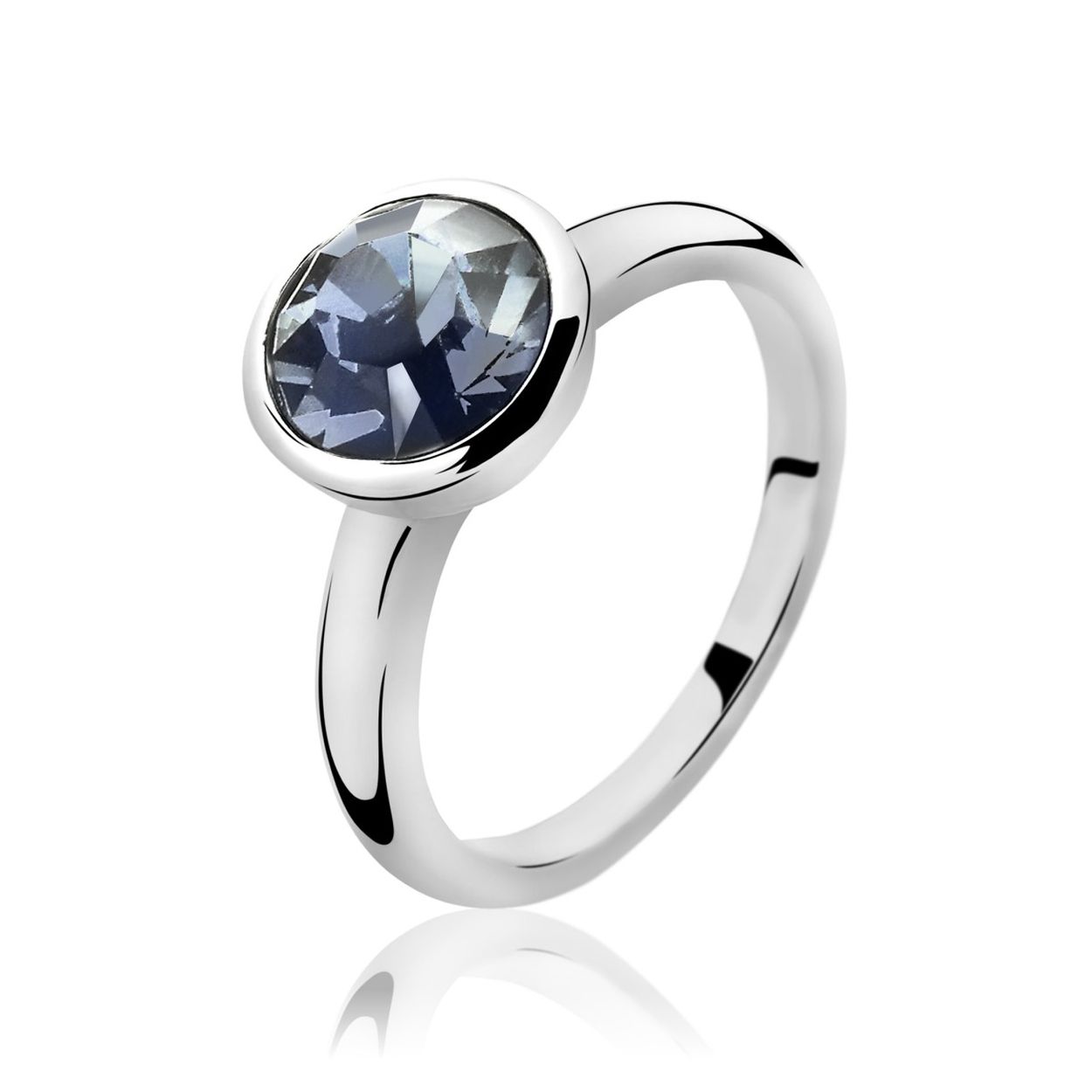 ZINZI zilveren ring bezet met echt Swarovski crystal blauw. De ronde crystal maakt de ring sierlijk maar toch ook simpel leuk. Grootte van zetting is 10mm. Ideaal te combineren met de bijpassende Zinzi hangers en creolen.