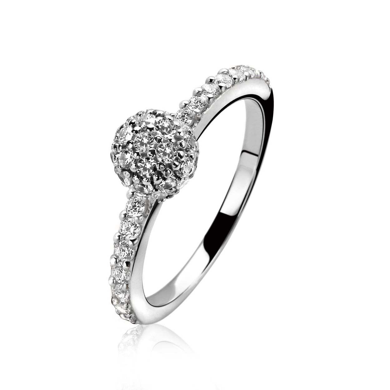 ZINZI zilveren ring met witte bol geheel bezet met witte zirconia's en rijzetting van witte zirconia's. Vervaardigd van eerste gehalte zilver (925) en met extra rodiumlaag voor een langdurige glans