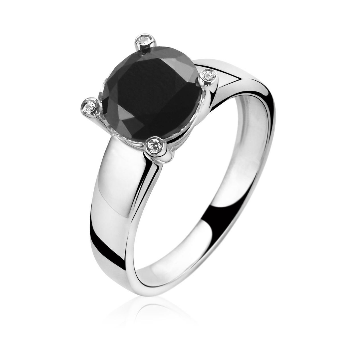 ZINZI zilveren ring met grote zwarte zirconia (7.5mm) en op de hoeken van de zetting bezet met extra witte zirconia's. De ring is vervaardigd van eerste gehalte zilver (925) en met extra rodiumlaag voor mooie glans.