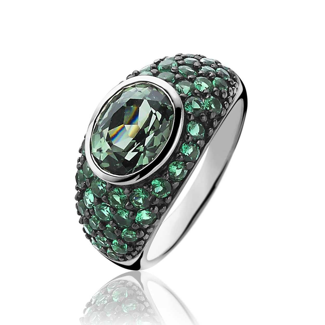 ZINZI zilveren 'Statement' ring met grote ovale groene zirconia, omringd met kleine groene zirconia's. De zwarte rodium laag rondom de kleinere steentjes geeft een exclusieve look. De ring is ook verkrijgbaar in andere opvallende kleurencombinaties. Vervaardigd van eerste gehalte zilver (925) en met extra rodiumlaag voor een langdurige glans.