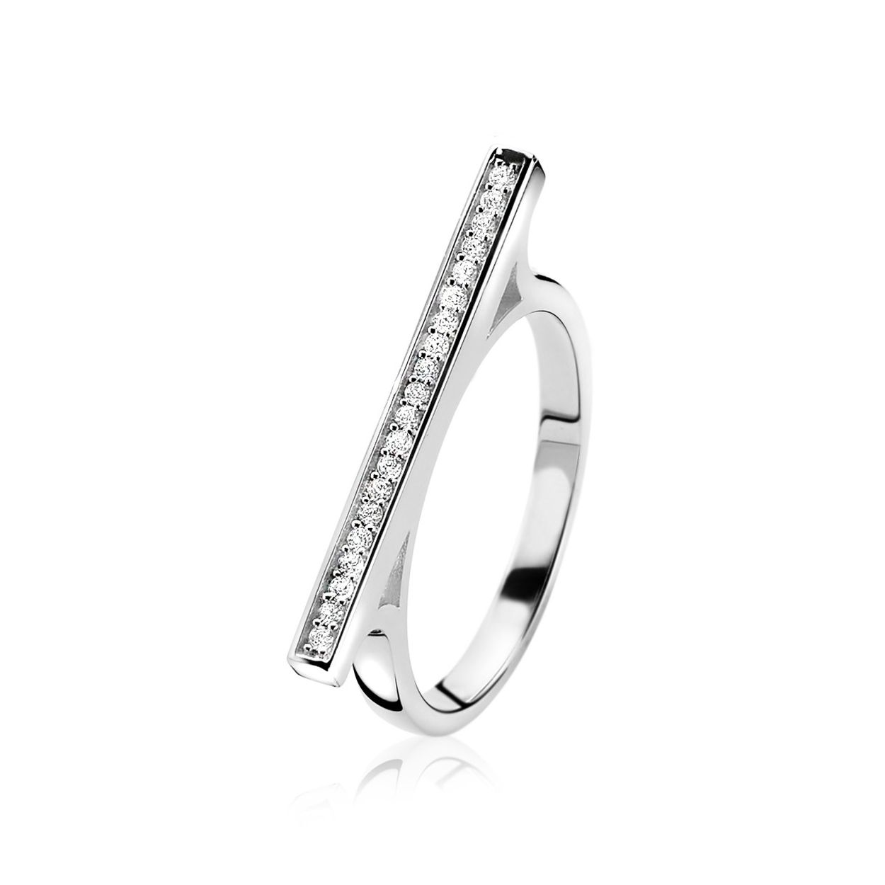 De met zirkonia bezette lijn van deze ultra strakke ring is 24mm de breedte is slechts 2mm waardoor deze brede ring toch fijn toont