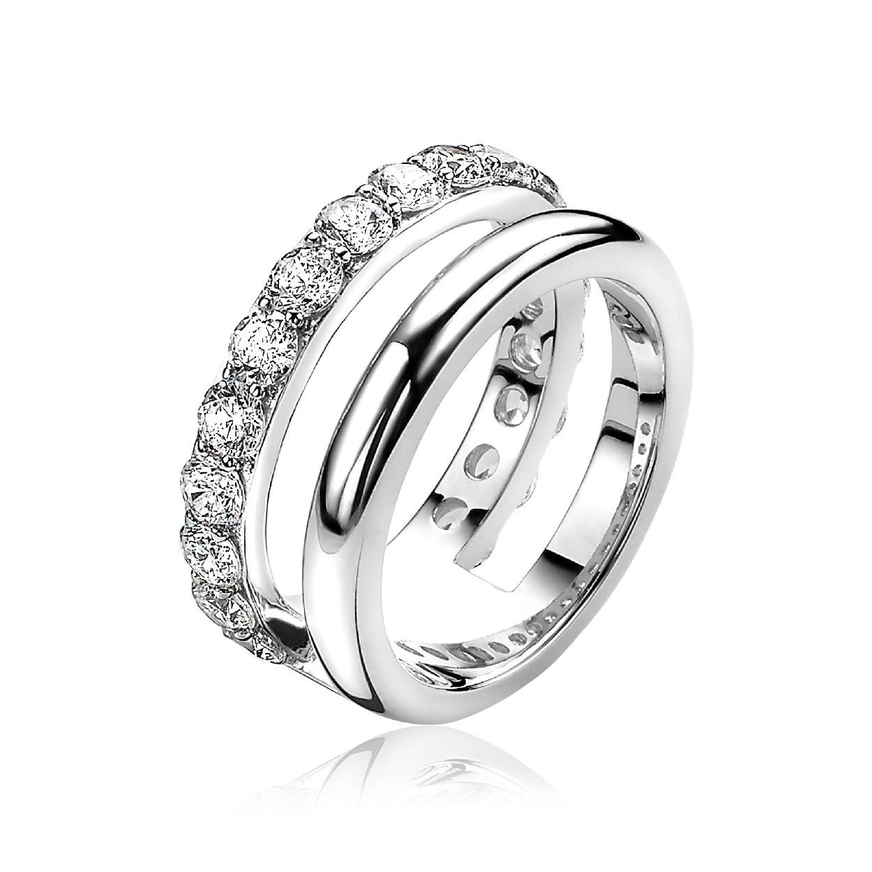 ZINZI zilveren duo ring, waarbij twee ringen met elkaar verbonden zijn. Tussen de ringen is ruimte gelaten, zodat een trendy look aan de vinger ontstaat. De ene ring is glad en de andere ring bezet met witte zirconia's. Het gevoel van één ring om je vinger, maar de uitstraling van twee ringen. Voor een maximaal effect. De ring is vervaardigd van eerste gehalte zilver (925) en met extra rodiumlaag voor mooie glans.