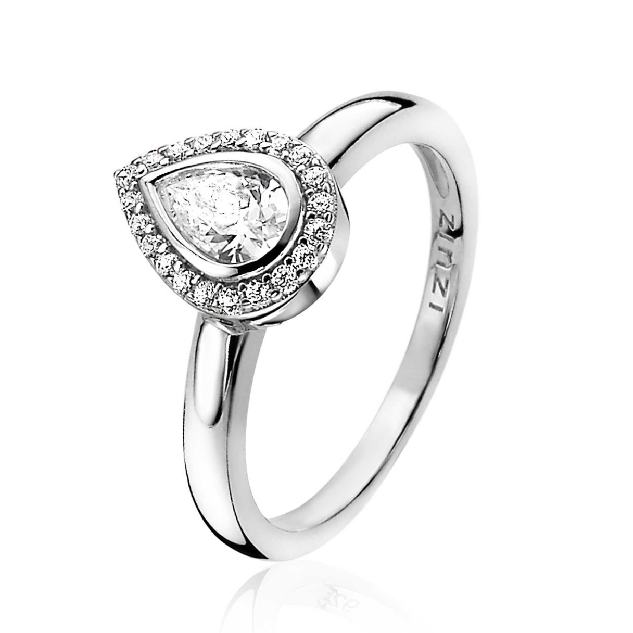 ZINZI zilveren luxueuse aanschuifring met grote peervormige witte zirconia, waarbij de rand bezet is met kleine witte zirconia's. Gemakkelijk te combineren met andere zilveren Zinzi aanschuifringen. Mix & match! Vervaardigd van eerste gehalte zilver (925) en met extra rodiumlaag voor een langdurige glans.