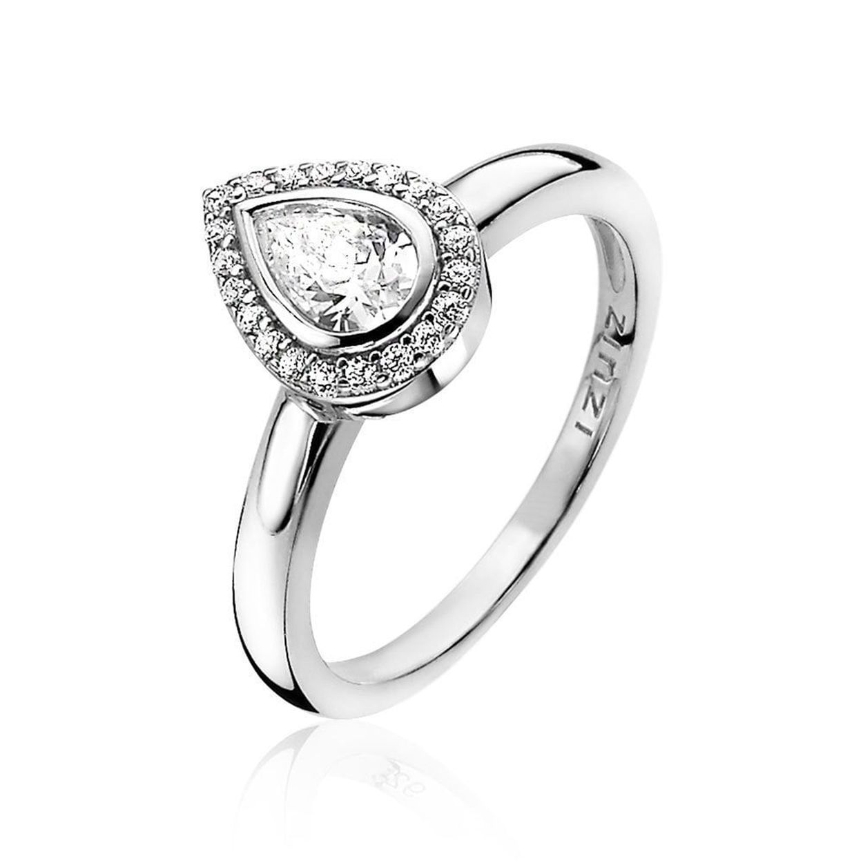 ZINZI zilveren luxueuse aanschuifring met grote peervormige witte zirconia, waarbij de rand bezet is met kleine witte zirconia's. Gemakkelijk te combineren met andere zilveren Zinzi aanschuifringen. Mix & match! Vervaardigd van eerste gehalte zilver (925) en met extra rodiumlaag voor een langdurige glans.