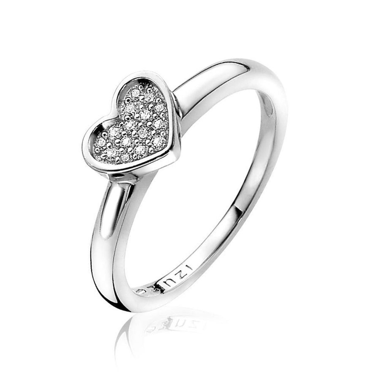 ZINZI zilveren gladde aanschuifring met een hart, vol bezet met witte zirconia's. Gemakkelijk te combineren met andere zilveren Zinzi aanschuifringen. Mix & match! De ring is vervaardigd van eerste gehalte zilver (925) en met extra rodiumlaag voor mooie glans.