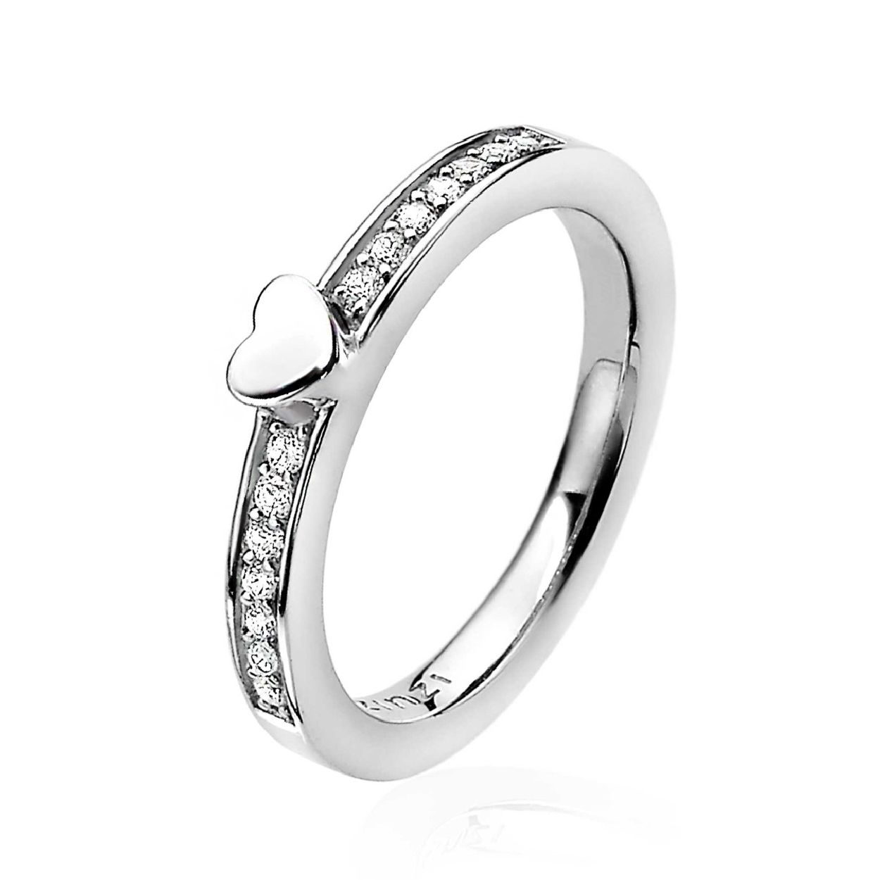 ZINZI zilveren aanschuifring met glanzend hartje op de top en in de scheen bezet met witte zirconia's. Gemakkelijk te combineren met andere zilveren Zinzi aanschuifringen. Mix & match! De ring is vervaardigd van eerste gehalte zilver (925) en met extra rodiumlaag voor mooie glans.