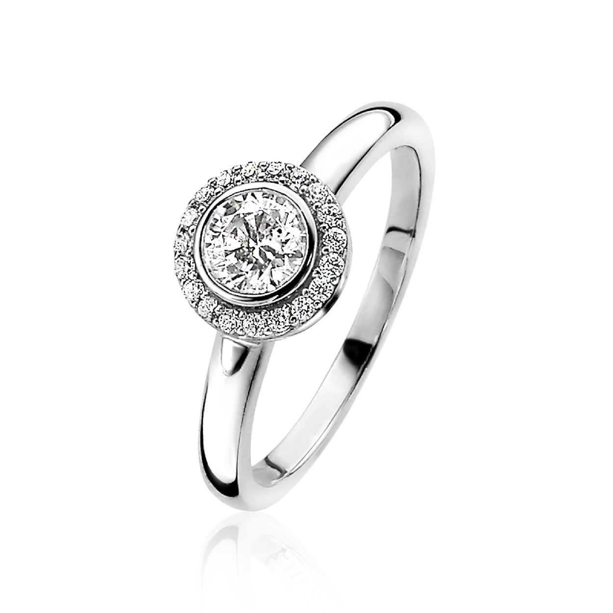ZINZI zilveren luxueuse aanschuifring met grote ronde witte zirconia, waarbij de rand bezet is met kleine witte zirconia's. Gemakkelijk te combineren met andere zilveren Zinzi aanschuifringen. Mix & match! Vervaardigd van eerste gehalte zilver (925) en met extra rodiumlaag voor een langdurige glans.