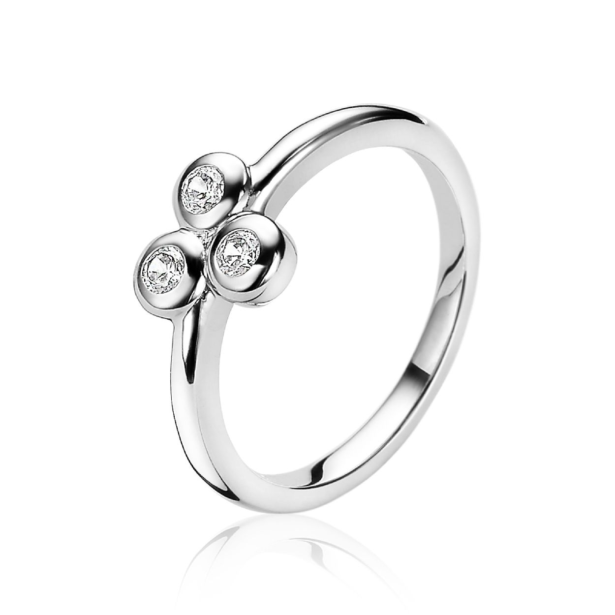 ZINZI zilveren ring met drie ronde witte zirconia's in een driehoek-vorm gezet op de top van de ring. De ring is vervaardigd van eerste gehalte zilver (925) en voorzien van een extra rodiumlaag voor een langdurige glans.