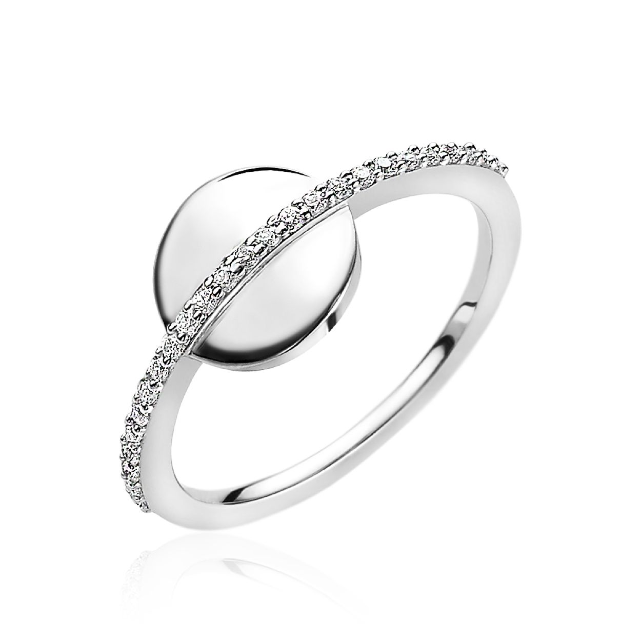 ZINZI zilveren luxe ring, waarbij de met witte zirconia's bezette scheen sierlijk over een glad glanzend rondje loopt. De ring is vervaardigd van eerste gehalte zilver (925) en voorzien van een extra rodiumlaag voor een langdurige glans.
