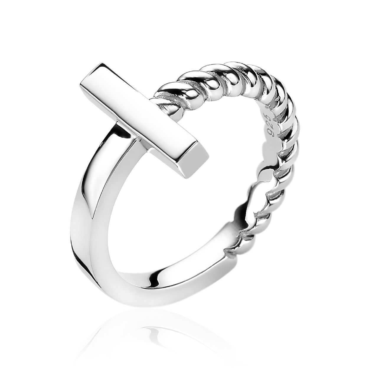 ZINZI zilveren luxe ring met bovenop een trendy staafje. De scheen van de ring heeft half een gladde schakel en half een gedraaide schakel. De ring is vervaardigd van eerste gehalte zilver (925) en voorzien van een extra rodiumlaag voor een langdurige glans.