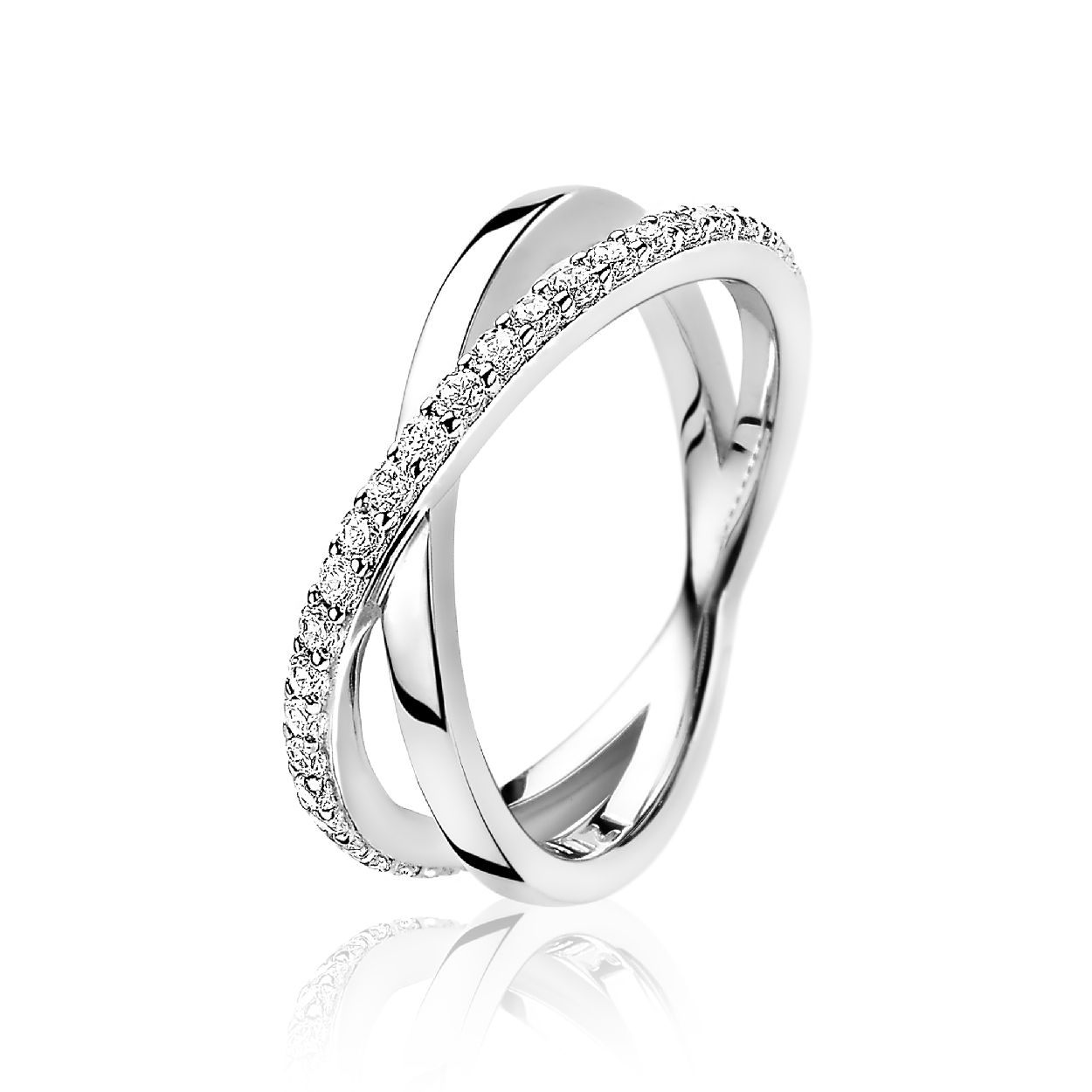 ZINZI zilveren cross-over ring, waarbij de gladde band en de band bezet met witte zirconia's elkaar kruisen. De ring is vervaardigd van eerste gehalte zilver (925) en voorzien van een extra rodium laag voor een langdurige glans.
