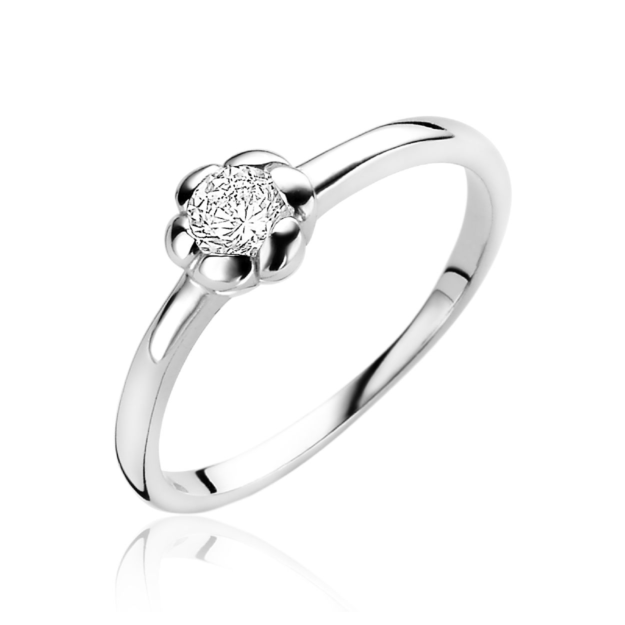 ZINZI zilveren ring met bloemvormige zetting, bezet met een grote witte zirconia. De met zirconia bezette bloem geeft elke outfit een fleurige uitstraling. De ring is 6mm breed. De ring is vervaardigd van eerste gehalte zilver (925) en met extra rodiumlaag voor mooie glans.