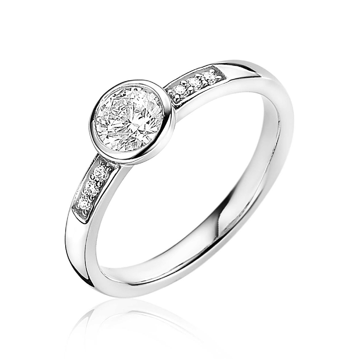 ZINZI zilveren aanschuifring met kleine witte zirconia's in de scheen en een grotere ronde witte zirconia als topzetting. 
Gemakkelijk te combineren met andere ringen. 
Mix & match! 
De ring is vervaardigd van eerste gehalte zilver (925) en met extra rodiumlaag voor mooie glans.