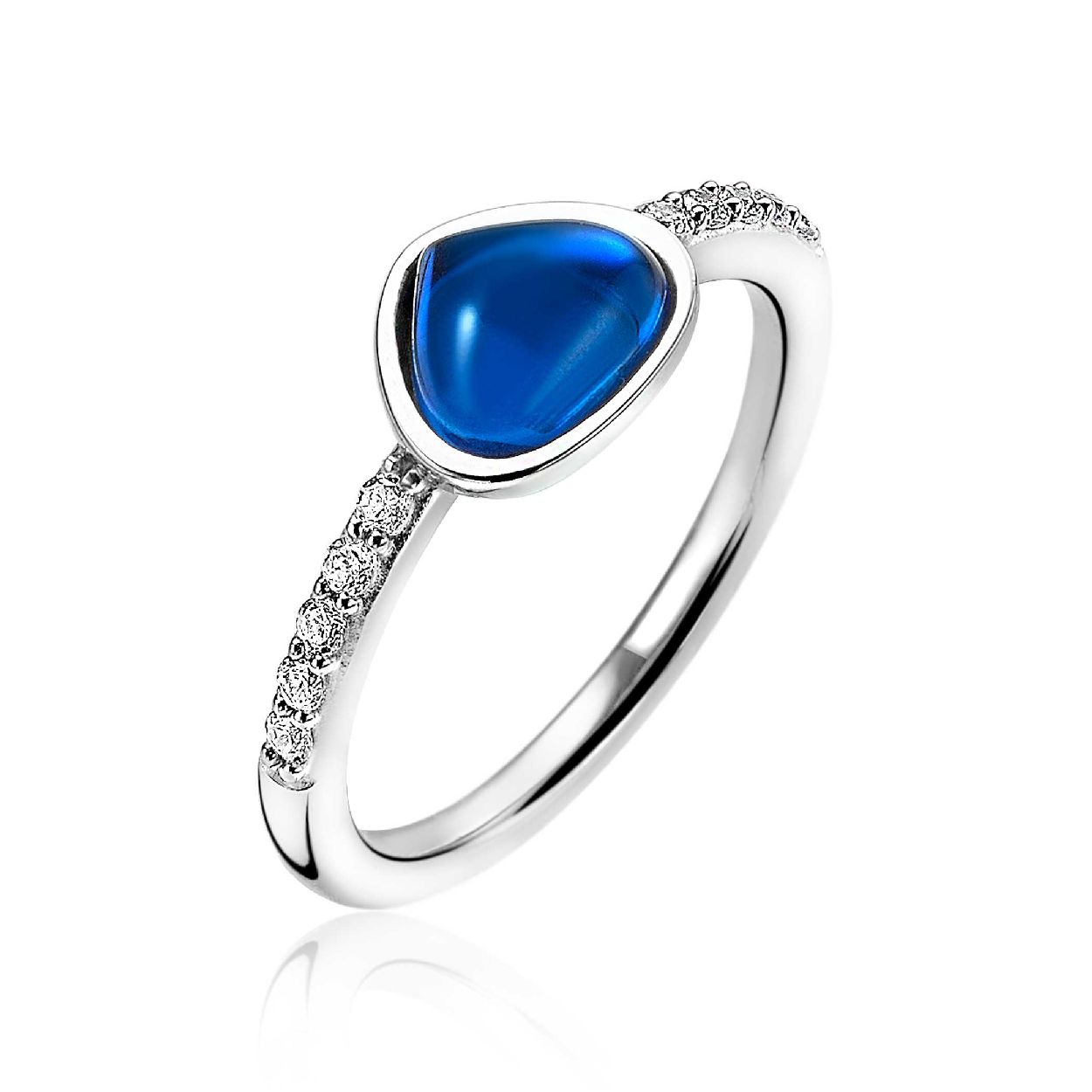 ZINZI zilveren ring met een driehoekige koningsblauwe steen, aan beide kanten bezet met witte zirconia's. Vervaardigd van eerste gehalte zilver (925) en met extra rodiumlaag voor een langdurige glans.