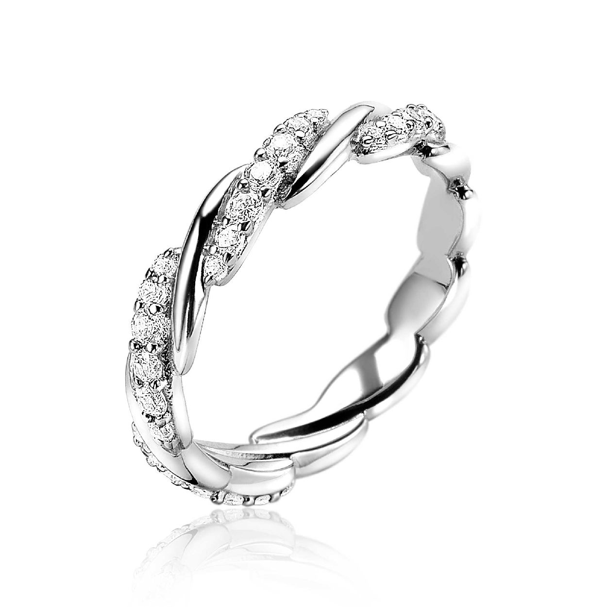 ZINZI zilveren ring, waarbij een gladde band en een band bezet met witte zirconia's door elkaar verweven zijn. Gemakkelijk te combineren met andere zilveren Zinzi ringen. De ring is vervaardigd van eerste gehalte zilver (925) en met extra rodiumlaag voor mooie glans.