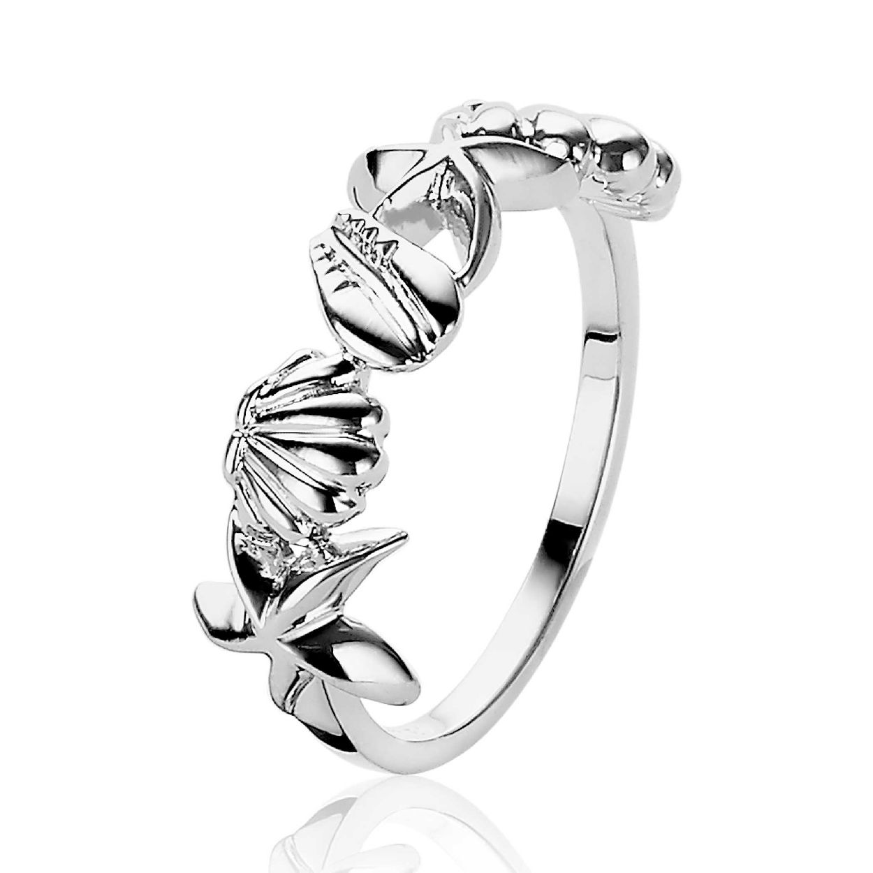 ZINZI zilveren zomerse ring, waarbij op de kop van de ring verschillende schelpen en zeesterren pronken. Prachtig aan elkaar gesoldeerd, zodat het strand en de zee tot leven komen om je vinger. Vervaardigd van eerste gehalte zilver (925) en met extra rodiumlaag voor een langdurige glans.