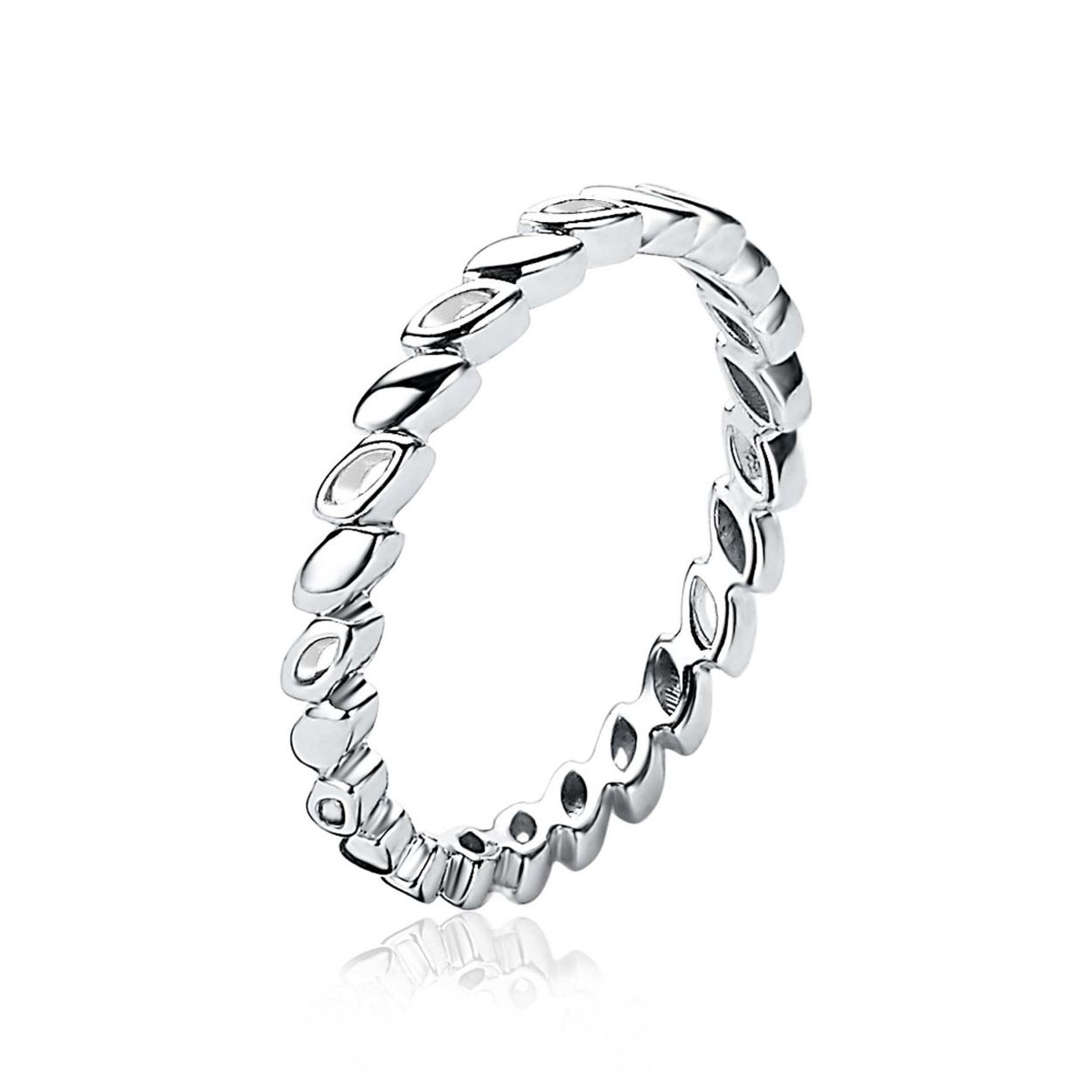 ZINZI zilveren gladde aanschuifring met rondom een mooi blad motief. Afwisselend zijn de blaadjes open en gesloten. Gemakkelijk te combineren met andere zilveren Zinzi aanschuifringen. Mix & match! De ring is vervaardigd van eerste gehalte zilver (925) en met extra rhodiumlaag voor mooie glans.
