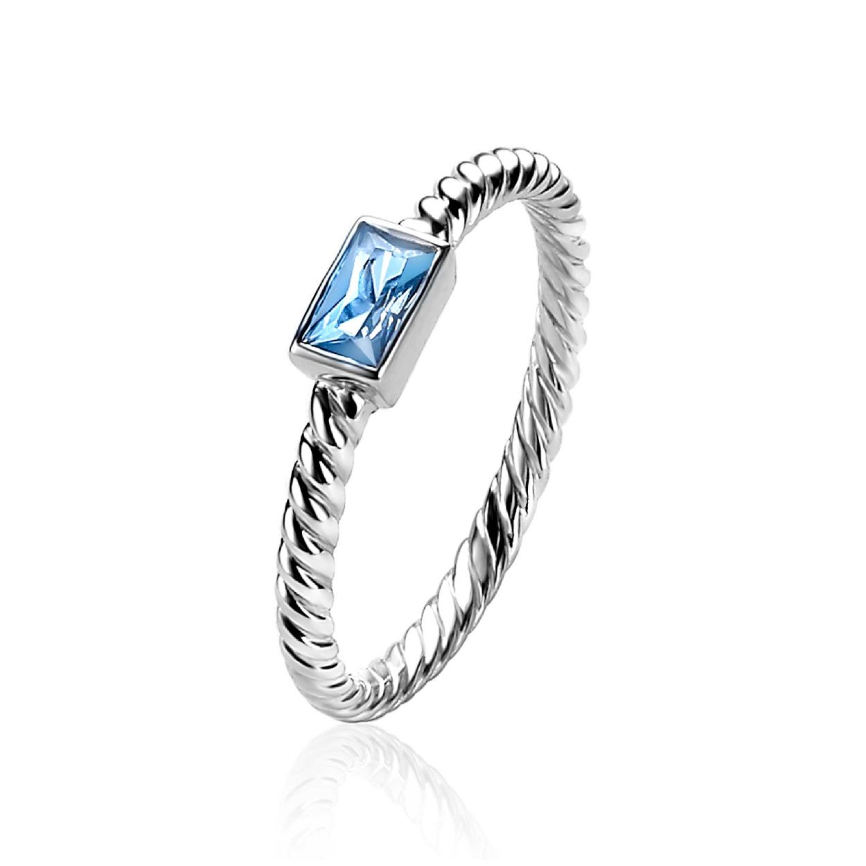 ZINZI zilveren aanschuifring met gedraaid motief. De rechthoekige topzetting is bezet met een blauwe kleursteen. Gemakkelijk te combineren met andere zilveren Zinzi aanschuifringen. Mix & match! De ring is vervaardigd van eerste gehalte zilver (925) en met extra rodiumlaag voor mooie glans.