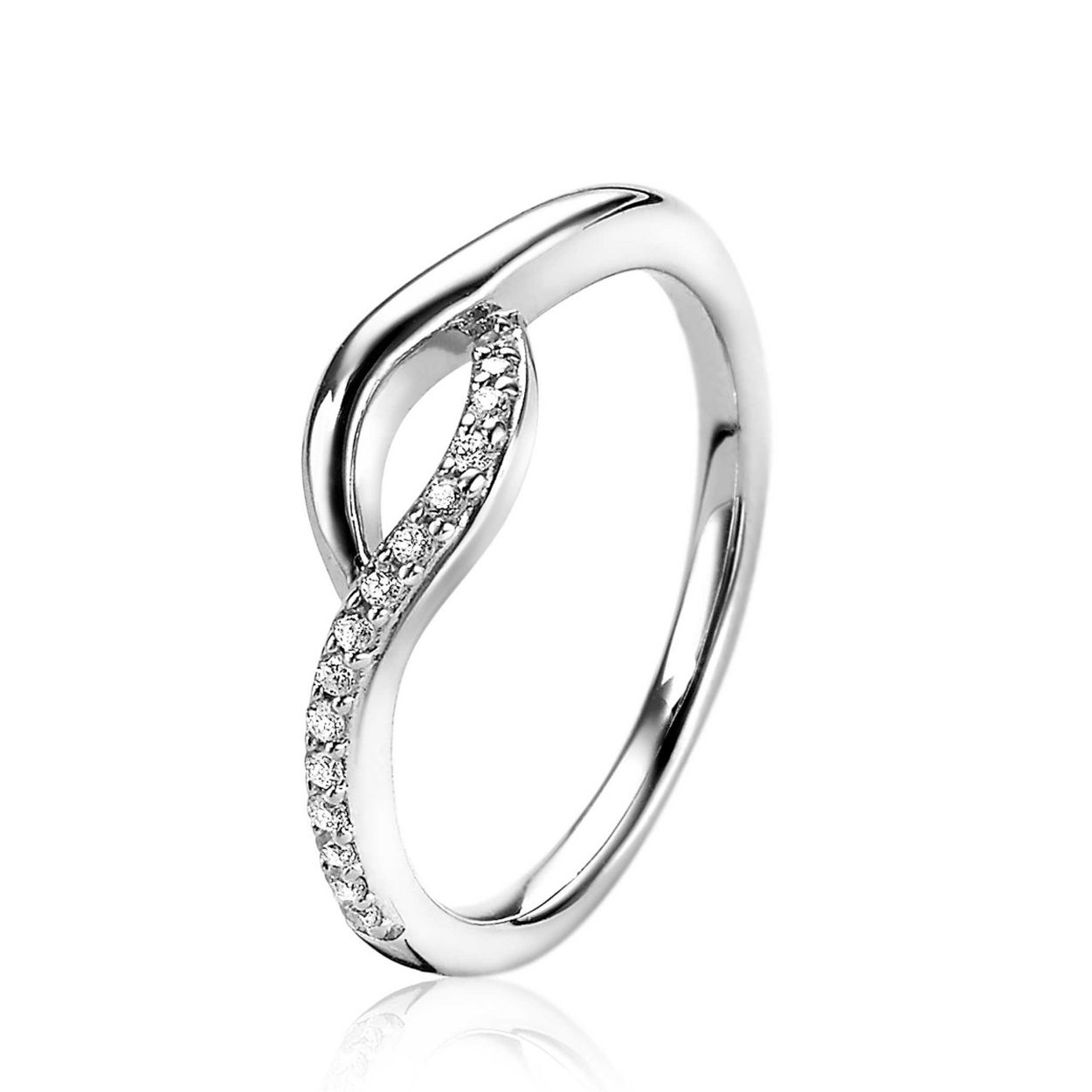 ZINZI zilveren ring met crossover effect. Een deel van de ring is bezet met witte zirconia's en sluit met een elegante golf aan op het gladde gedeelte. Vervaardigd van eerste gehalte zilver (925) en voorzien van een extra rhodiumlaag voor een langdurige glans.