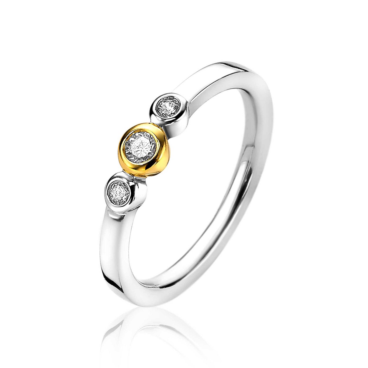 ZINZI zilveren ring bezet met drie ronde witte zirconia's, waarbij de middelste zetting geelverguld is. De ring heeft een mooie vierkante scheen. Vervaardigd van eerste gehalte zilver (925) en extra geel verguld.