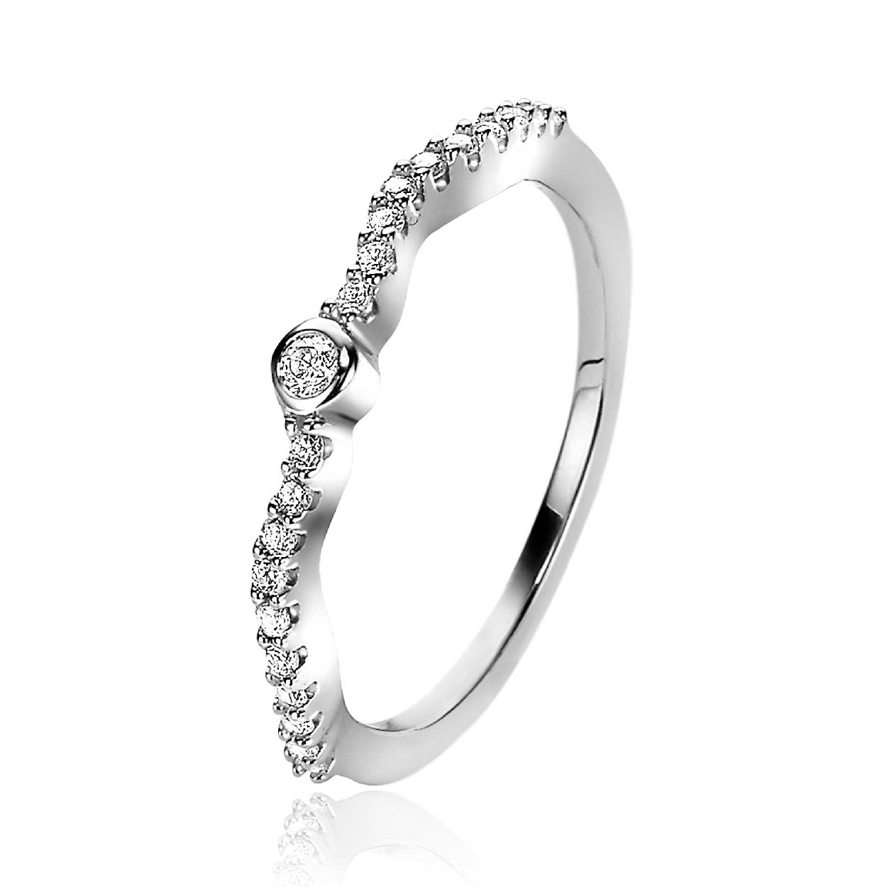 ZINZI zilveren ring met een kleine ronde topzetting in het midden en een golvende scheen, bezet met witte zirconia's. Het golvend ontwerp 'waves' is eigentijds en staat sierlijk om iedere vinger. Vervaardigd van eerste gehalte zilver (925) en voorzien van een extra rodiumlaag voor langdurige glans. 