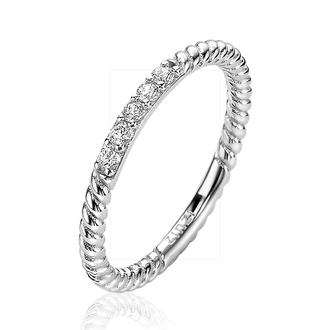 ZINZI zilveren ring met gedraaid motief en bezet met witte zirconia's. De breedte van deze ring is 2mm. Vervaardigd van eerste gehalte zilver (925) en voorzien van een extra rodium laag voor een langdurige glans.