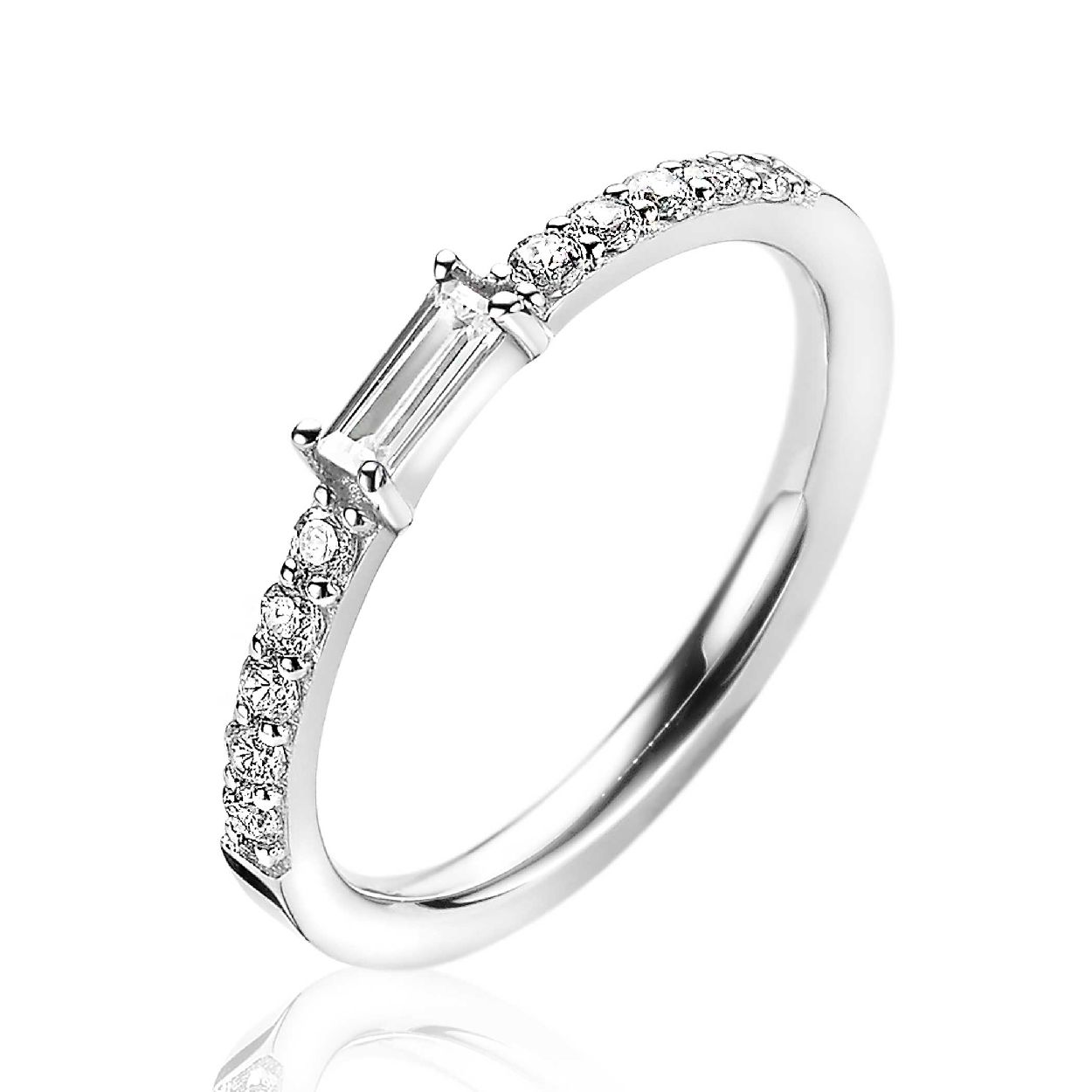 ZINZI zilveren luxe aanschuifring, met in het midden een baguette geslepen witte zirconia. Aan weerszijden bezet met witte zirconia's. Deze luxe aanschuifring is gemakkelijk te combineren met je andere Zinzi ringen. Vervaardigd van eerste gehalte zilver (925) en voorzien van een extra rodiumlaag voor een langdurige glans.