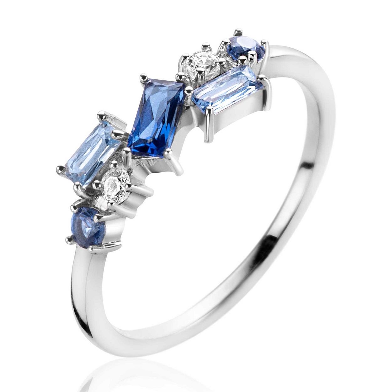 ZINZI zilveren ring met ronde en rechthoekige zettingen, bezet met witte en blauwe kleurstenen. Maak je look compleet met de bijpassende ketting en oorstekers! Vervaardigd van eerste gehalte zilver (925) en voorzien van een extra rodiumlaag voor een langdurige glans.