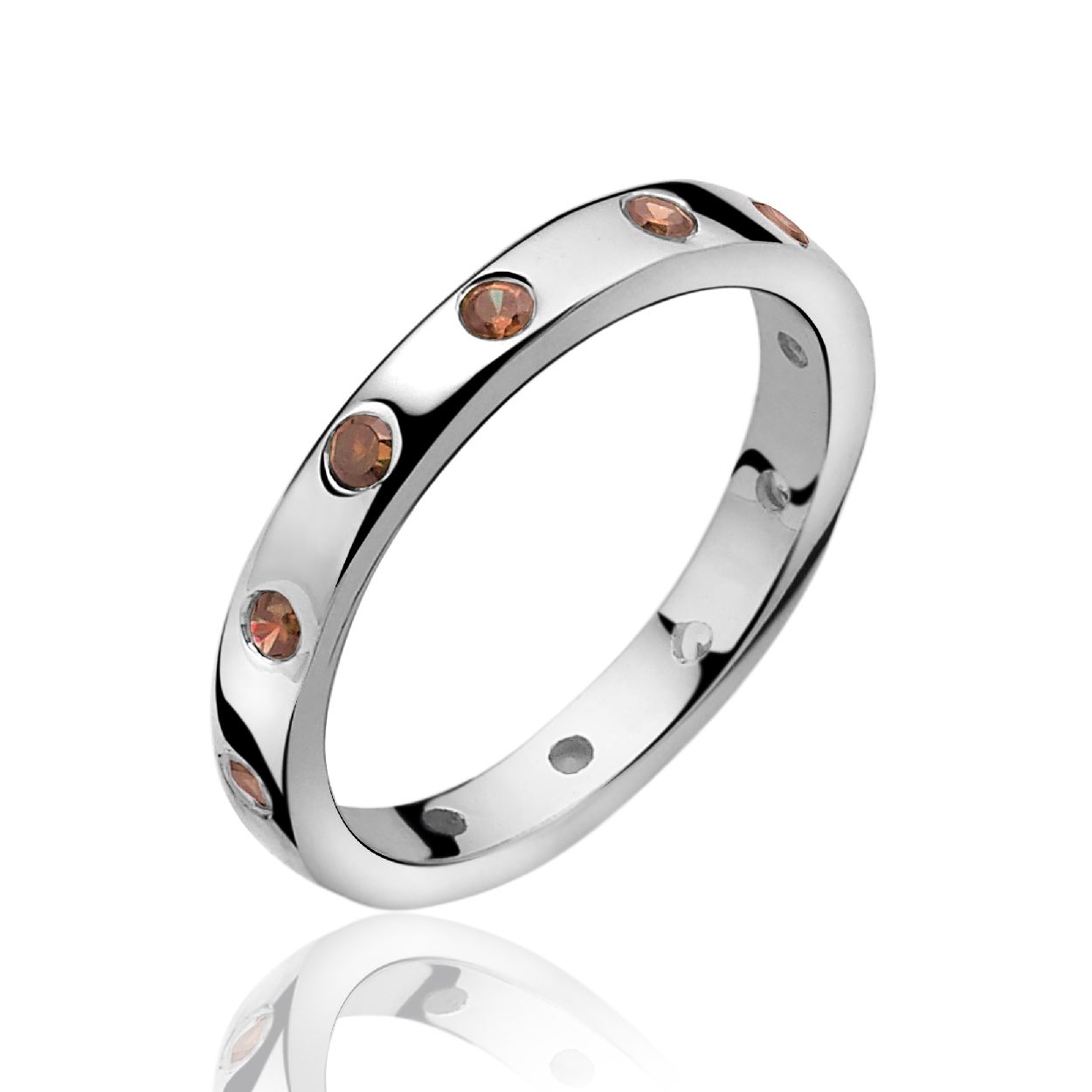 ZINZI zilveren aanschuifring rondom gezet met ronde zirconia in de kleur rood. Ideaal om te combineren met andere ringen. Mix & match en maak je eigenstyle. Vervaardigd van eerste gehalte zilver (925) en met extra rodiumlaag voor een langdurige glans.