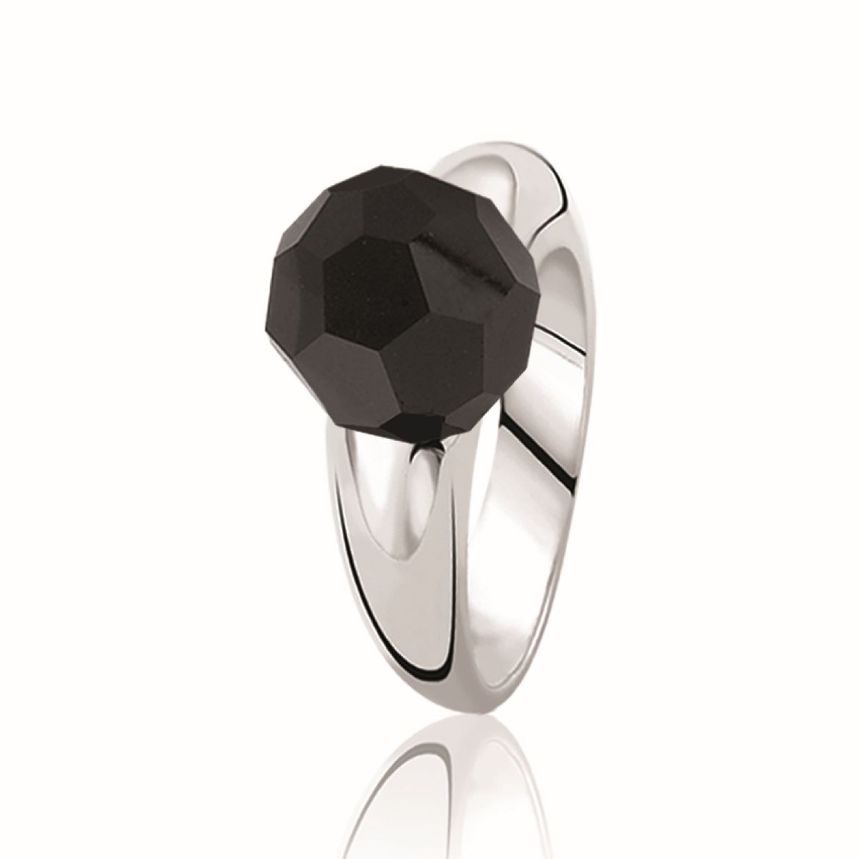 ZINZI zilveren ring met op top een zwarte bead. Grootte van bead is 10mm. Vervaardigd van eerste gehalte zilver (925) en met extra rodiumlaag voor een langdurige glans.