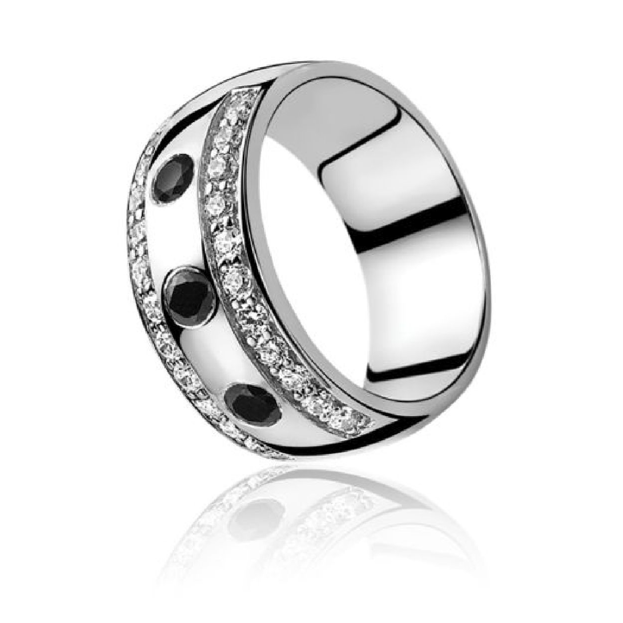 ZINZI zilveren ring met in het midden drie ronde zirconia steentjes in het zwart. De ring is 9mm breed. Vervaardigd van eerste gehalte zilver (925) en met extra rodiumlaag voor een langdurige glans