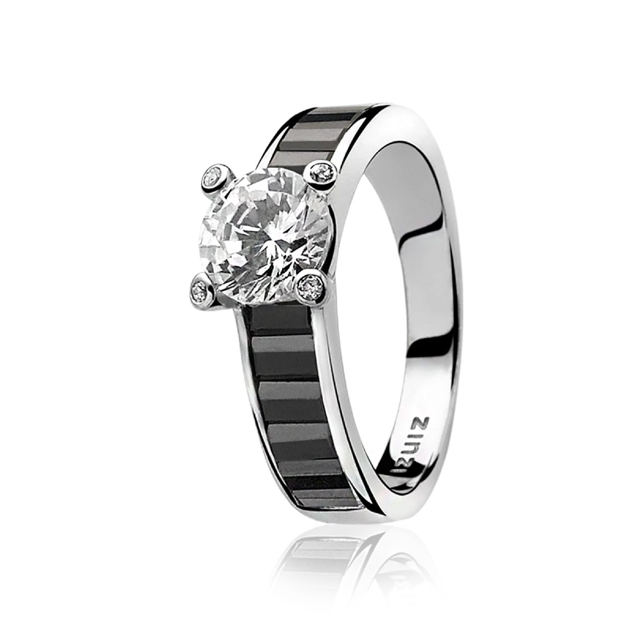 ZINZI zilveren ring met in zetting witte vierkanten zirconia's en op top grote vierkante zwarte zirconia.Vervaardigd van eerste gehalte zilver (925) en met extra rodiumlaag voor een langdurige glans.