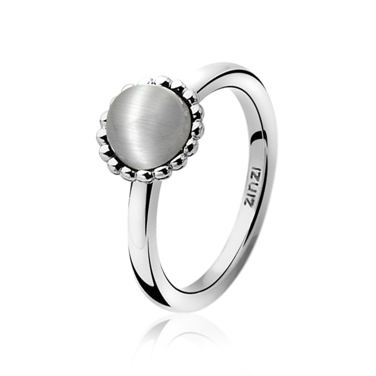 ZINZI smalle zilveren ring met grijze cateye omlijst met bolletjes. Vervaardigd van eerste gehalte zilver (925) en met extra rodiumlaag voor een langdurige glans.