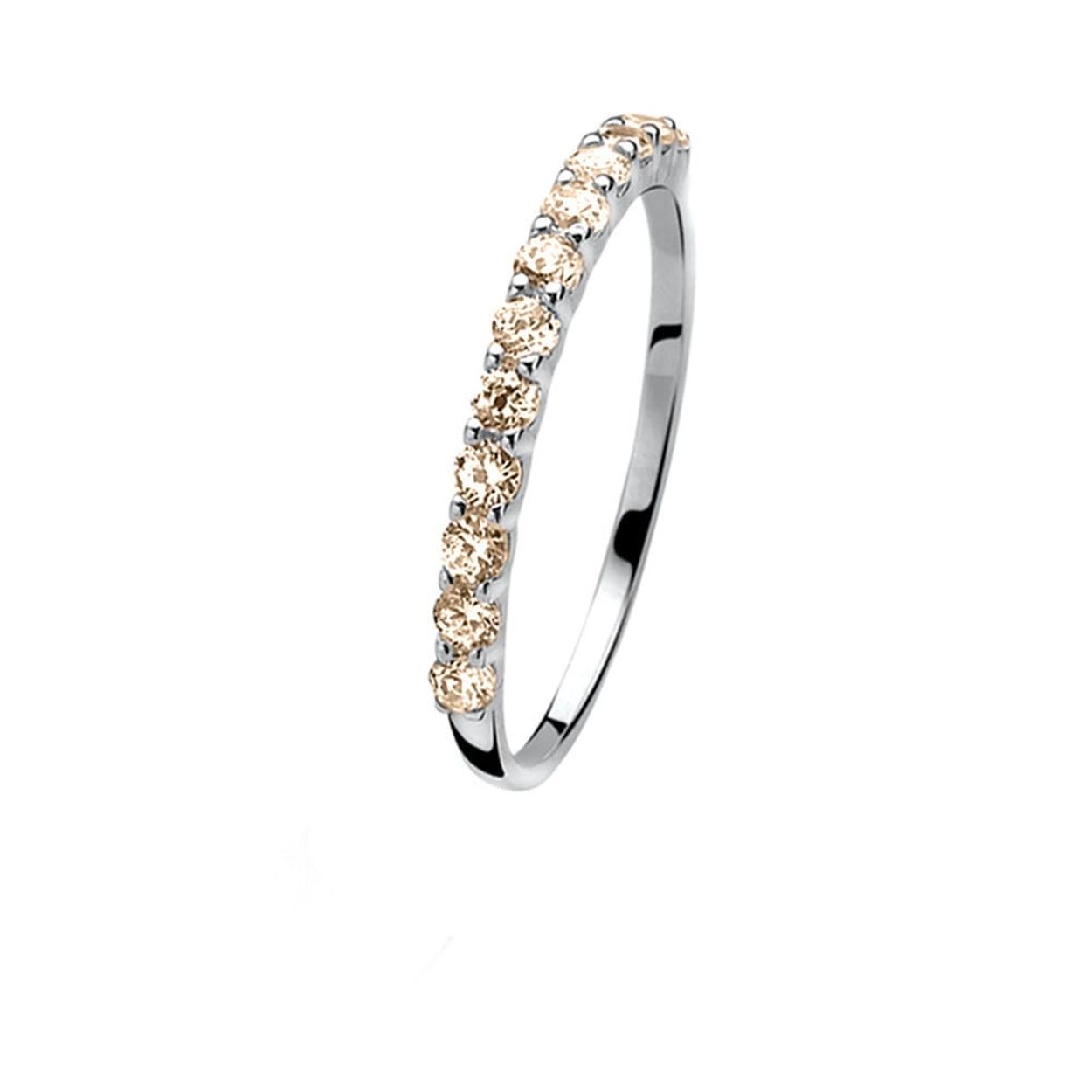 Deze prachtige ZINZI zilveren rijring met champagne zirkonia in maat 52 is een echte eyecatcher. De ring is gemaakt van hoogwaardig zilver en heeft een schitterende champagnekleurige zirkonia steen. Het design is strak en modern, waardoor de ring perfect te combineren is met diverse outfits
