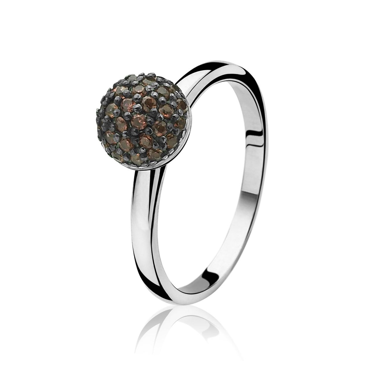 ZINZI zilveren ring halfbol, bezet met champagne kleurige zirconia's. De ring is vervaardigd van eerste gehalte zilver (925) en met extra rodiumlaag voor een mooie glans. Deze ring is ook verkrijgbaar met zwarte en witte zirconia's.