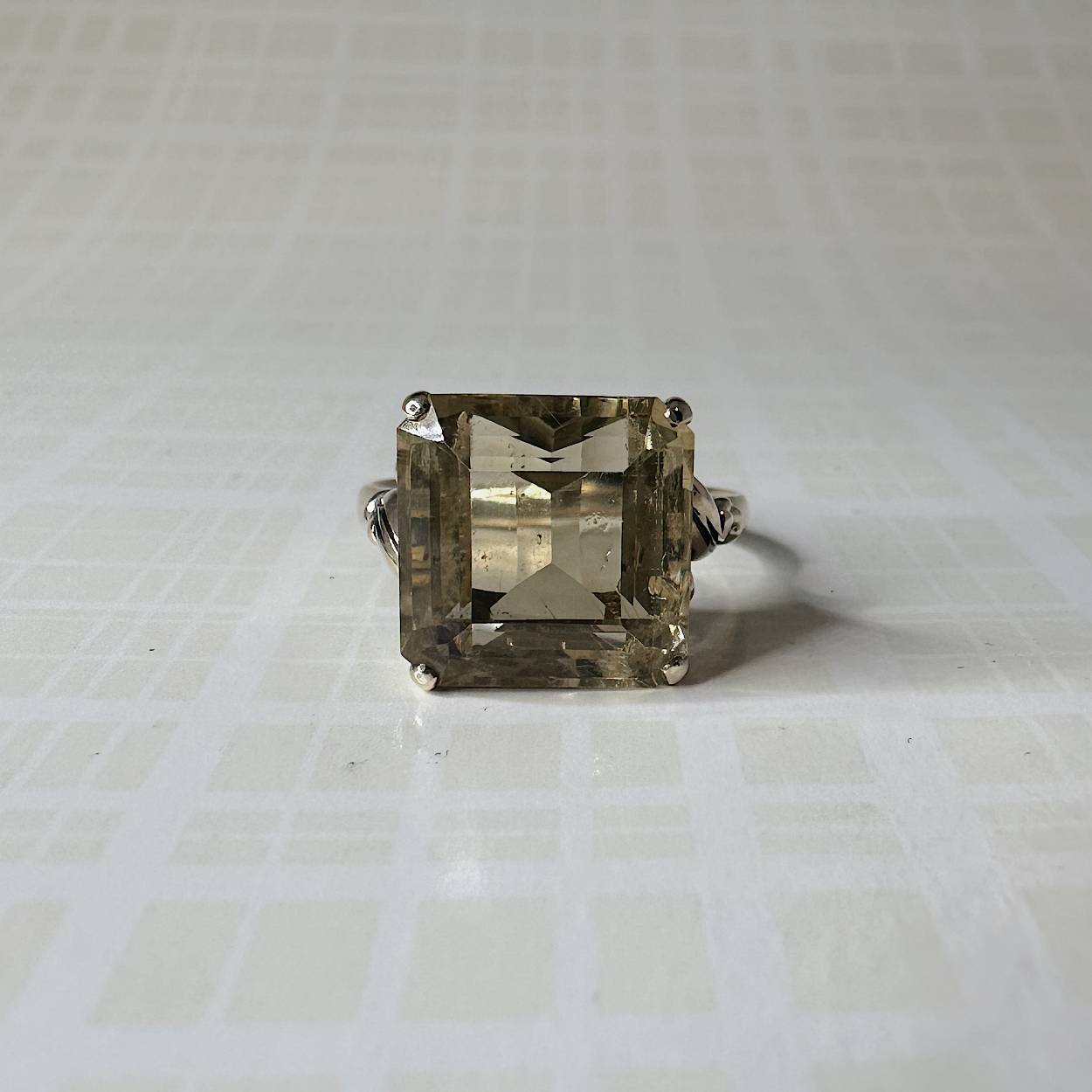 Prachtige 14 karaat gouden vintagering met een vierkant geslepen citrien. De ringmaat is op 18 beschikbaar.