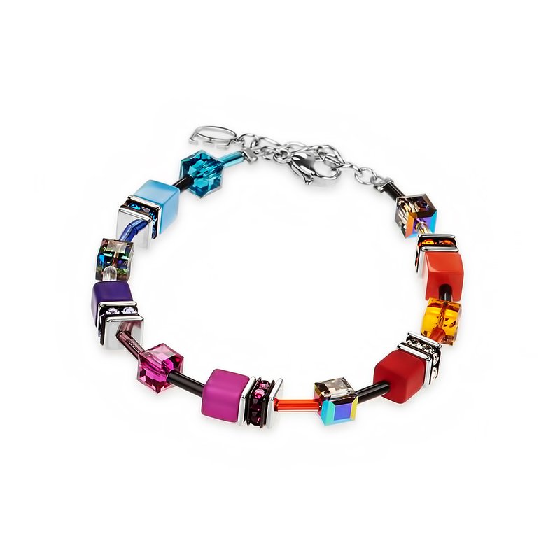 Coeur de Lion Geocube Armband met verschillende regenboog kleuren, Vervaadigd met Staal, synthetisch tijgeroog, polaris en Swarovski kristal.
Armband is uit te breiden tot een set met bijpassen oorhangers en collier. 18-20cm lang