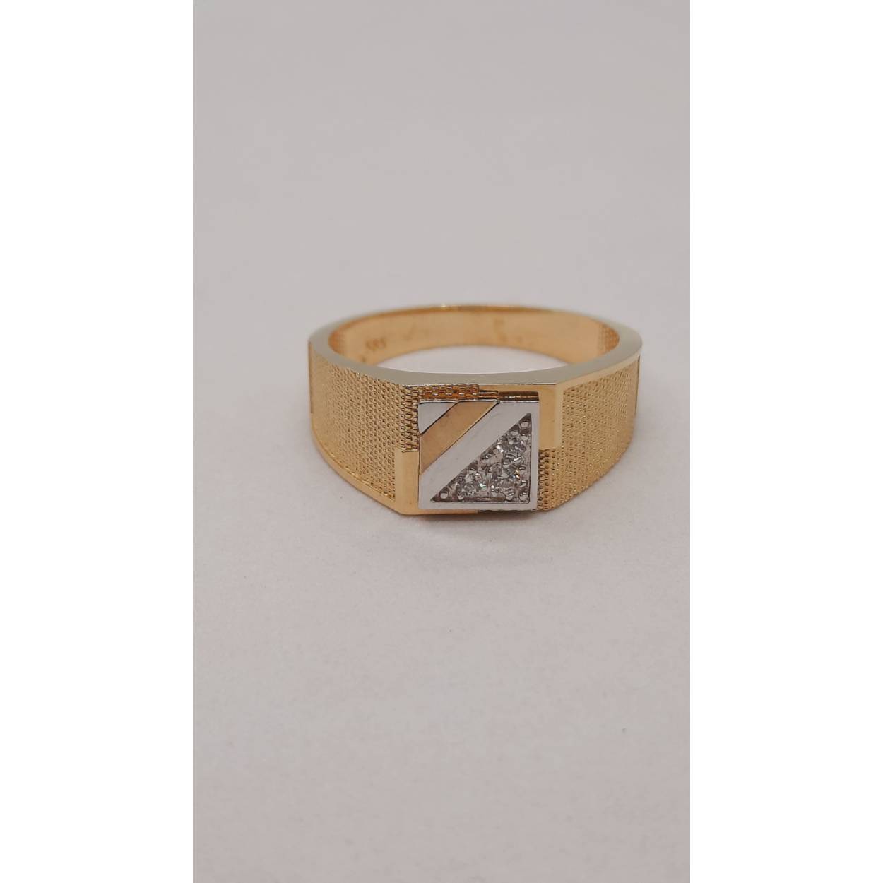 De gouden herenring met modelnummer BREA-RDL-0002586 is een schitterend sieraad gemaakt van 14-karaats goud. Met een gepolijste glans en een unieke goud-zilver kleur, straalt deze ring elegantie uit. Draag hem als statement-stuk op elke gelegenheid. Perfect voor dagelijks gebruik of speciale momenten, vooral geschikt voor ringmaat 58.5. Voeg stijl toe aan je look!