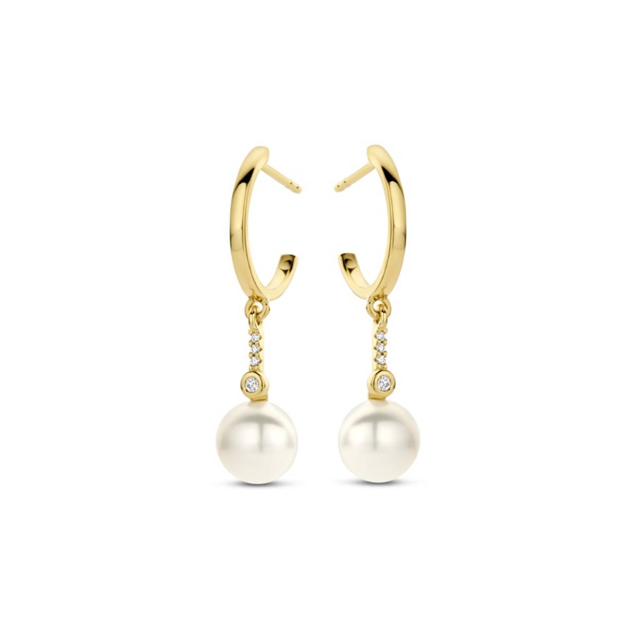18 kt gouden oorstekers met diamant: 0,04 ct en zoetwaterparels
De bijhorende hanger en ring zijn ook verkrijgbaar
De prijs kan variëren naargelang de schommelingen van de goudprijs