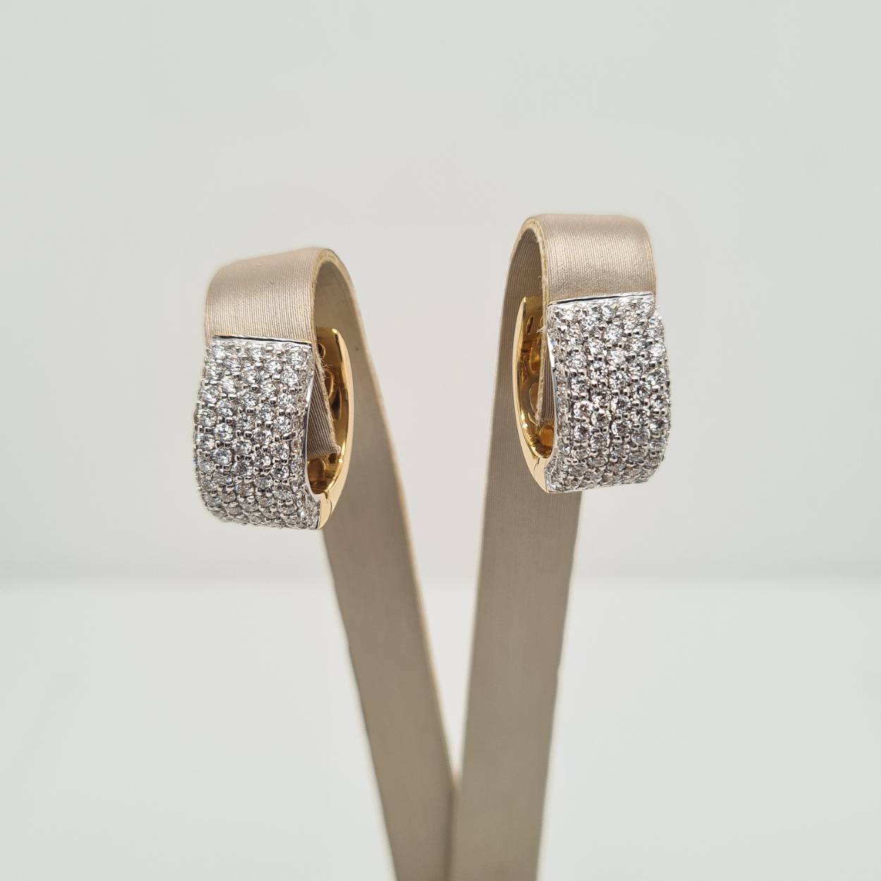 Prachtige 14 karaat gouden oorsieraden met diamant, 1.4crt. 