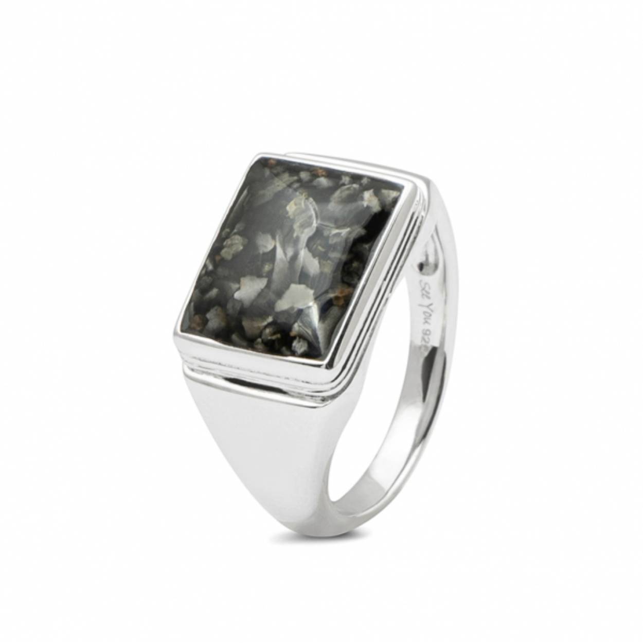 Zegelring, rechthoek. Dit sieraad wordt zichtbaar aan de voorkant gevuld met as en wordt vermengd met onze speciale hars. U kunt dit helaas niet zelf vullen. Wij doen dit voor u in de winkel