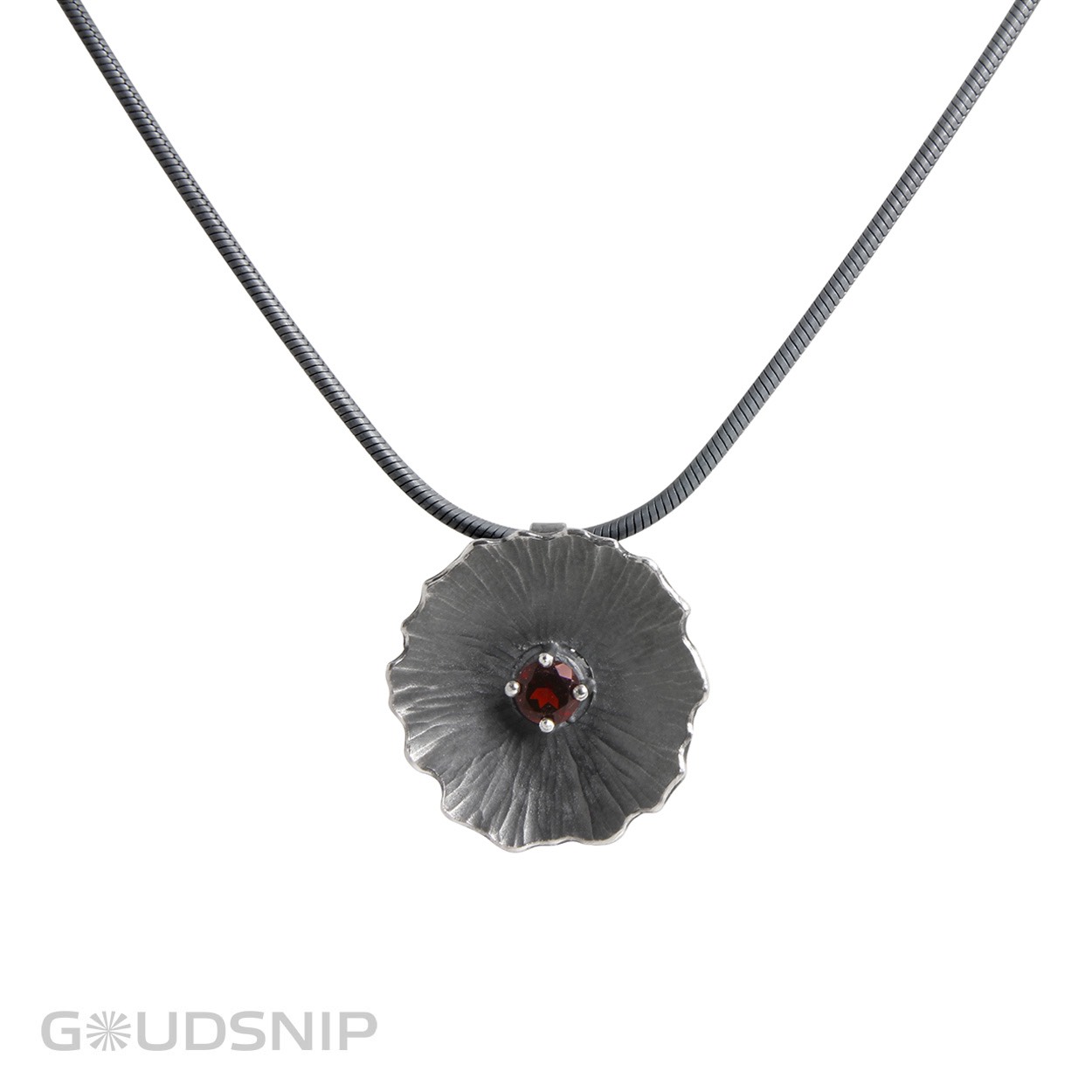 Hanger is exclusief collier