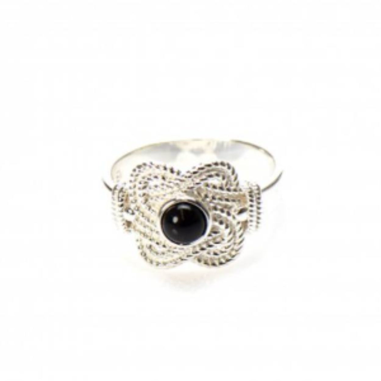 Deze Surinaamse mattenklopper ring met zwarte steen heeft een stijlvol Surinaams design met een goed oog voor de details. Deze Surinaamse mattenklopper ring met zwarte steen heeft een culturele betekenis.

Onze Surinaamse sieraden zijn bijna allemaal handgemaakt. Daardoor zijn bijna alle Surinaamse sieraden die wij aanbieden uniek!