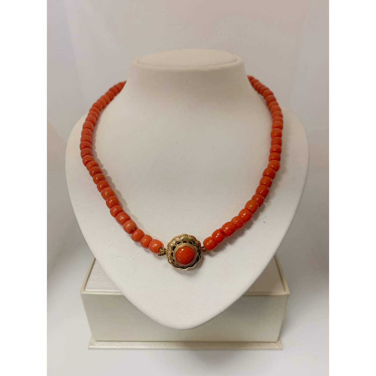 VINTAGE bloedkoraal collier met gouden sluiting