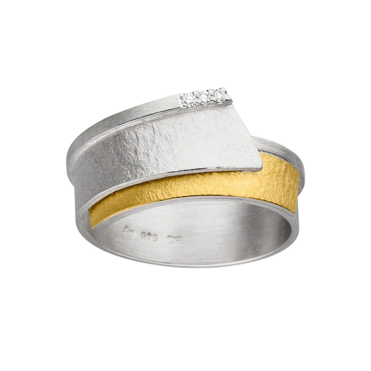 Zilver gecombineerd met goud in een strakke eigenzinnige stijl. Alle sieraden worden in een beperkte oplage met de hand gemaakt en dit geeft deze collectie een uniek karakter.